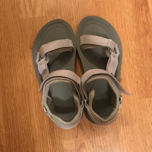 Light gray women’s 6 Tevas - Picture 2 of 5